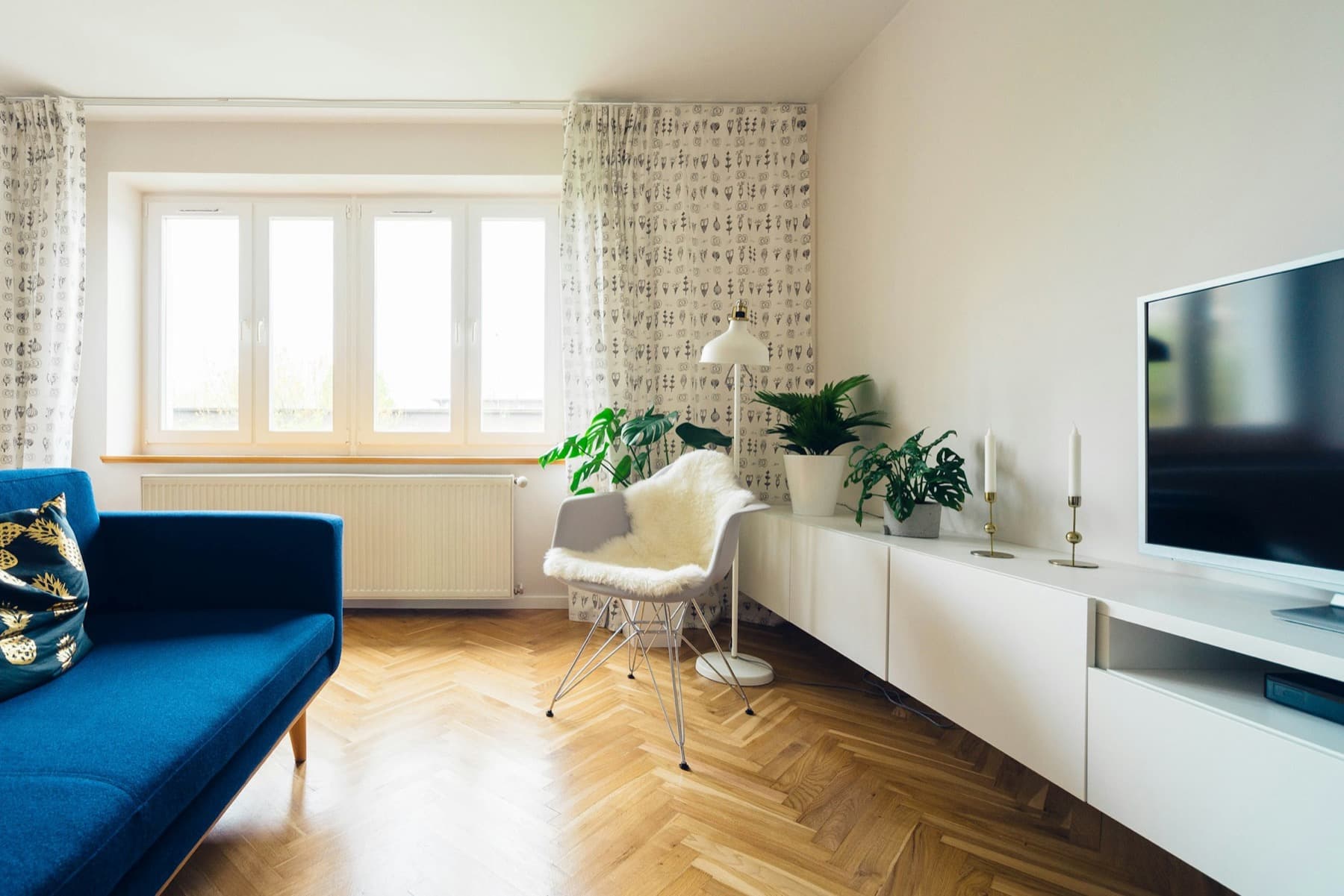 Light-filled residence — calm space for planning a move